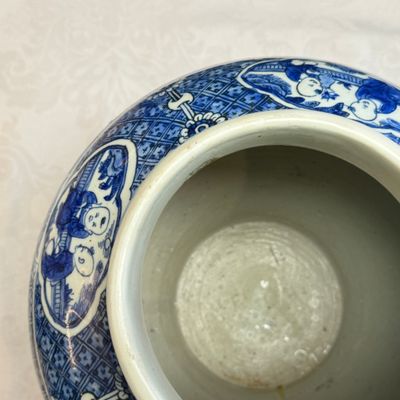 A fine Chinese blue and white vase and cover with narrative design — foto 16
