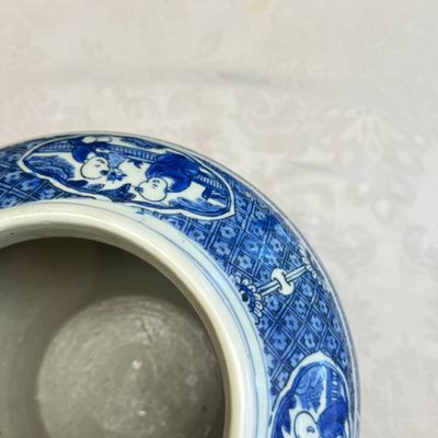 A fine Chinese blue and white vase and cover with narrative design — foto 17