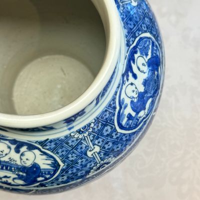 A fine Chinese blue and white vase and cover with narrative design — foto 18