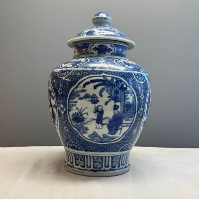 A fine Chinese blue and white vase and cover with narrative design — foto 2