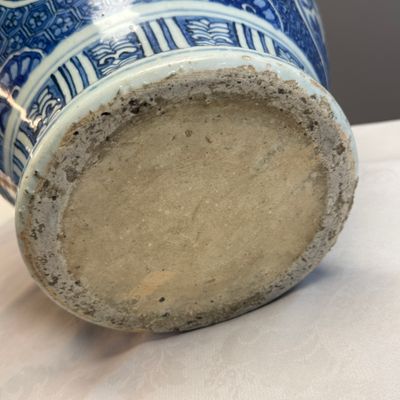 A fine Chinese blue and white vase and cover with narrative design — foto 21