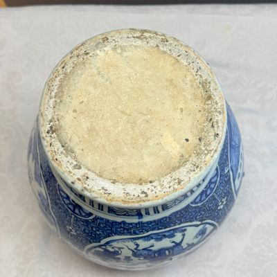 A fine Chinese blue and white vase and cover with narrative design — foto 22