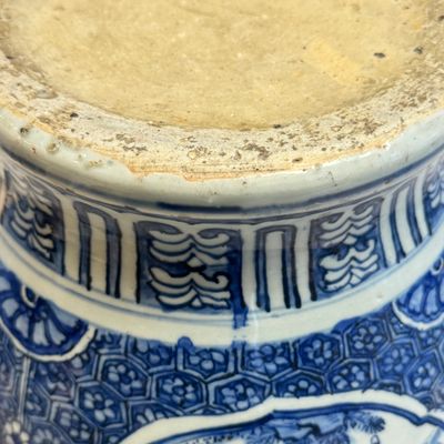 A fine Chinese blue and white vase and cover with narrative design — foto 25