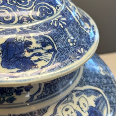 A fine Chinese blue and white vase and cover with narrative design — foto 26