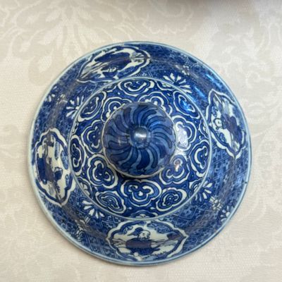A fine Chinese blue and white vase and cover with narrative design — foto 27