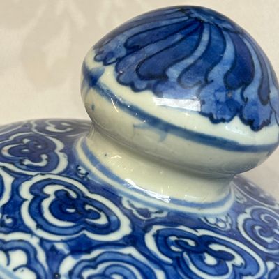A fine Chinese blue and white vase and cover with narrative design — foto 28