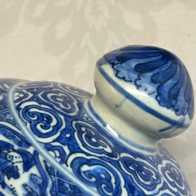 A fine Chinese blue and white vase and cover with narrative design — foto 29