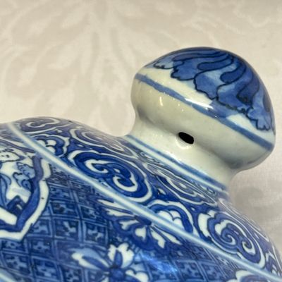 A fine Chinese blue and white vase and cover with narrative design — foto 30