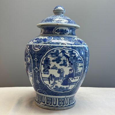 A fine Chinese blue and white vase and cover with narrative design — foto 3
