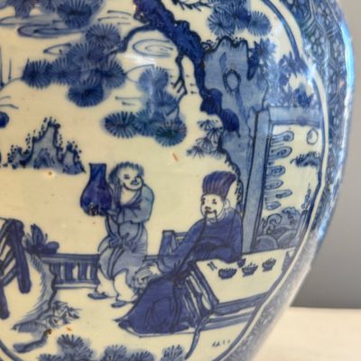 A fine Chinese blue and white vase and cover with narrative design — foto 4