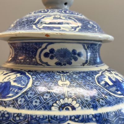 A fine Chinese blue and white vase and cover with narrative design — foto 5