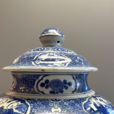 A fine Chinese blue and white vase and cover with narrative design — foto 6