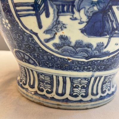 A fine Chinese blue and white vase and cover with narrative design — foto 7