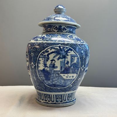 A fine Chinese blue and white vase and cover with narrative design — foto 8