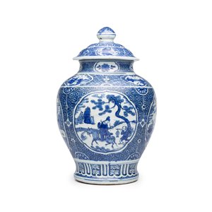 A fine Chinese blue and white vase and cover with narrative design — foto 3