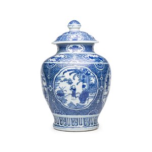 A fine Chinese blue and white vase and cover with narrative design — foto 4