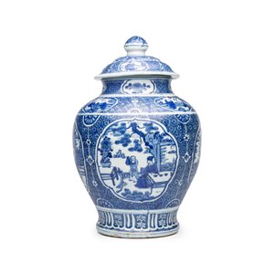 A fine Chinese blue and white vase and cover with narrative design — foto 5