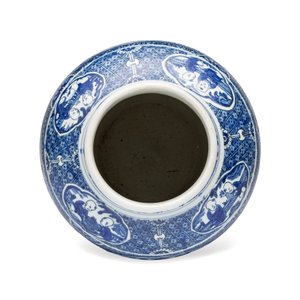 A fine Chinese blue and white vase and cover with narrative design — foto 8
