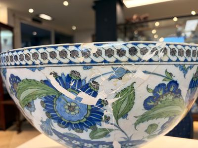A large Cantagalli Iznik-style footed bowl — photo 1