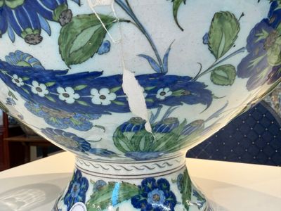 A large Cantagalli Iznik-style footed bowl — photo 2