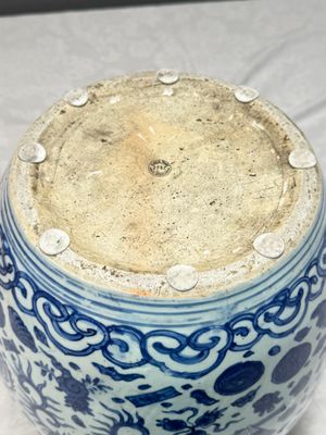 A large Chinese blue and white jar with Buddhist symbols, shells and insects — 照片 16