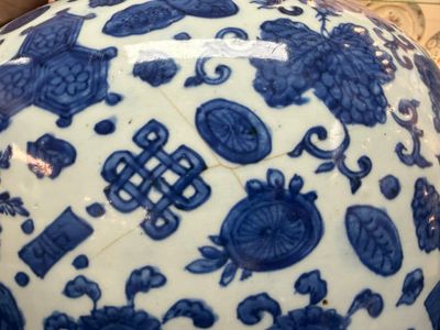 A large Chinese blue and white jar with Buddhist symbols, shells and insects — 照片 23