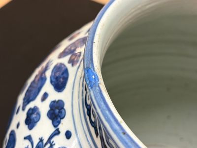 A large Chinese blue and white jar with Buddhist symbols, shells and insects — 照片 26