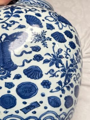 A large Chinese blue and white jar with Buddhist symbols, shells and insects — 照片 3