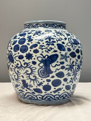 A large Chinese blue and white jar with Buddhist symbols, shells and insects — 照片 4