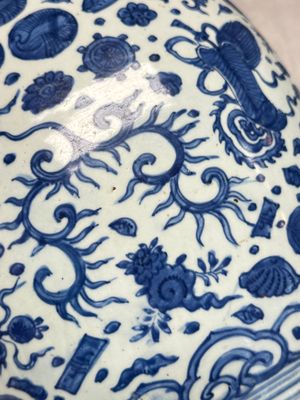 A large Chinese blue and white jar with Buddhist symbols, shells and insects — 照片 5