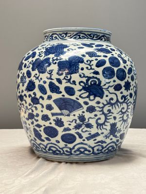 A large Chinese blue and white jar with Buddhist symbols, shells and insects — 照片 6