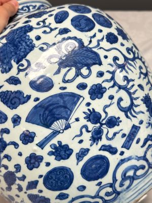 A large Chinese blue and white jar with Buddhist symbols, shells and insects — 照片 7