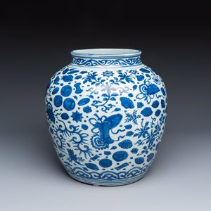 A large Chinese blue and white jar with Buddhist symbols, shells and insects — 照片 1