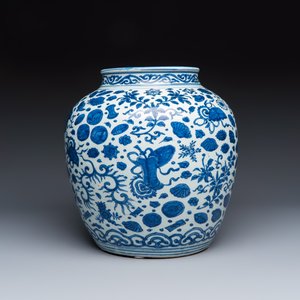 A large Chinese blue and white jar with Buddhist symbols, shells and insects — 照片 2