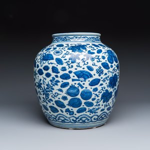 A large Chinese blue and white jar with Buddhist symbols, shells and insects — 照片 3