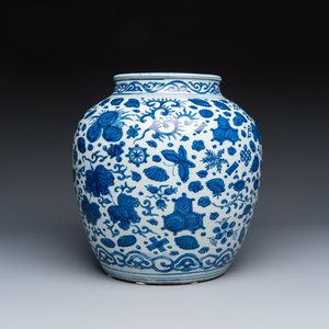 A large Chinese blue and white jar with Buddhist symbols, shells and insects — 照片 4