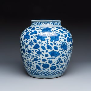 A large Chinese blue and white jar with Buddhist symbols, shells and insects — 照片 5