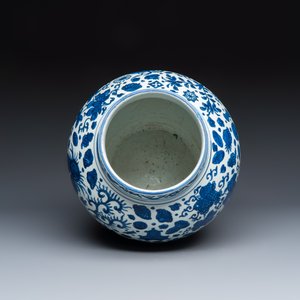 A large Chinese blue and white jar with Buddhist symbols, shells and insects — 照片 6