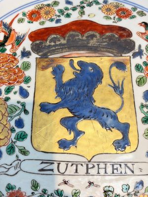 A large Chinese famille verte armorial 'Provinces' dish with the arms of Zutphen — photo 10