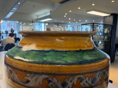 A large polychrome Italian maiolica albarello with a coat of arms beneath a cherub's head — foto 1