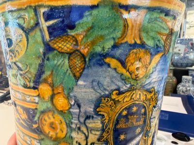 A large polychrome Italian maiolica albarello with a coat of arms beneath a cherub's head — foto 11