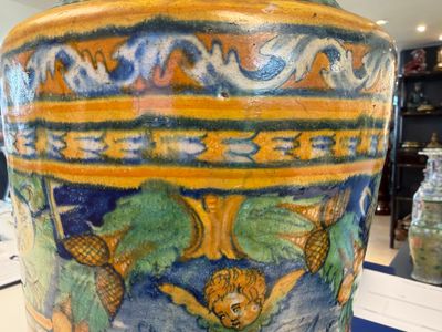 A large polychrome Italian maiolica albarello with a coat of arms beneath a cherub's head — foto 12
