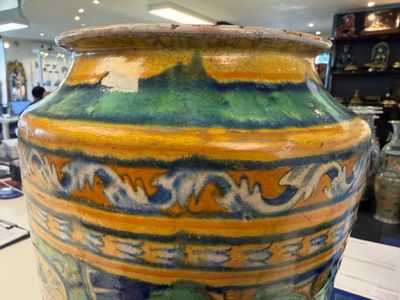 A large polychrome Italian maiolica albarello with a coat of arms beneath a cherub's head — foto 13