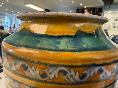 A large polychrome Italian maiolica albarello with a coat of arms beneath a cherub's head — foto 14