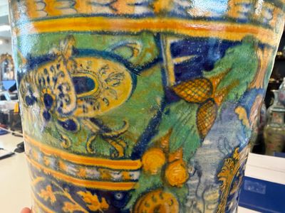 A large polychrome Italian maiolica albarello with a coat of arms beneath a cherub's head — foto 15