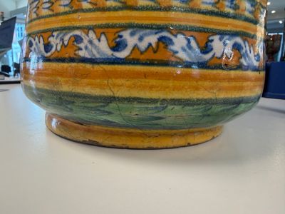 A large polychrome Italian maiolica albarello with a coat of arms beneath a cherub's head — foto 16