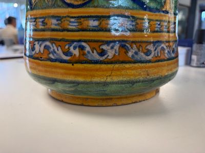 A large polychrome Italian maiolica albarello with a coat of arms beneath a cherub's head — foto 17