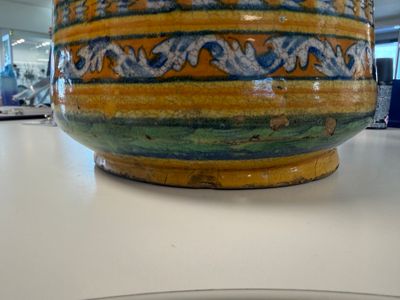 A large polychrome Italian maiolica albarello with a coat of arms beneath a cherub's head — foto 18