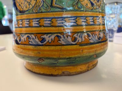 A large polychrome Italian maiolica albarello with a coat of arms beneath a cherub's head — foto 19