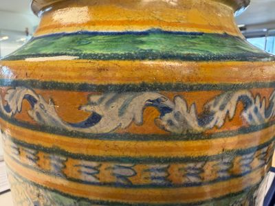 A large polychrome Italian maiolica albarello with a coat of arms beneath a cherub's head — foto 2